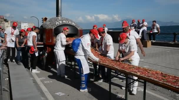Guinnes World record pizza länge 2 km — Stockvideo