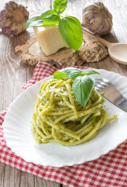 pesto tarafından bucatini pasta