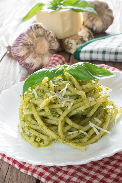 Makaron bucatini przez pesto — Zdjęcie stockowe