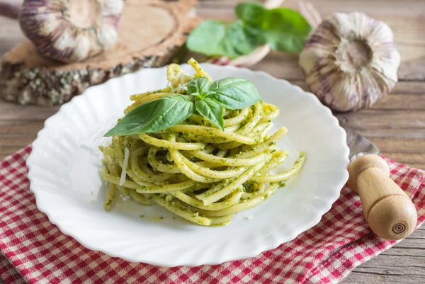 Pasta de bucatini por pesto —  Fotos de Stock