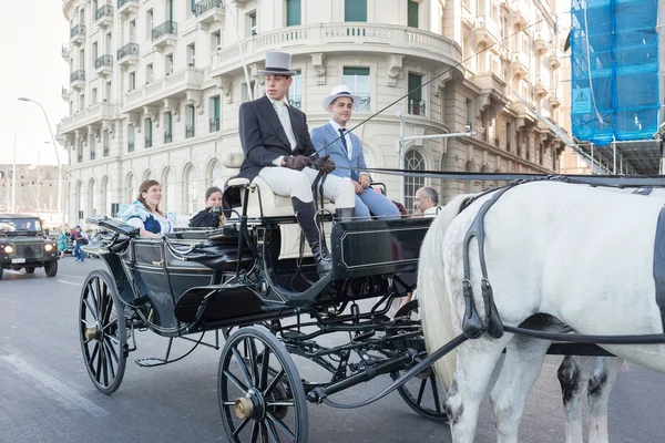 歴史的な車両 - ナポリそれの騎馬パレード — ストック写真