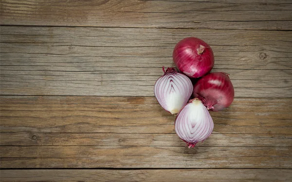 Onions on wood — Stock Photo, Image