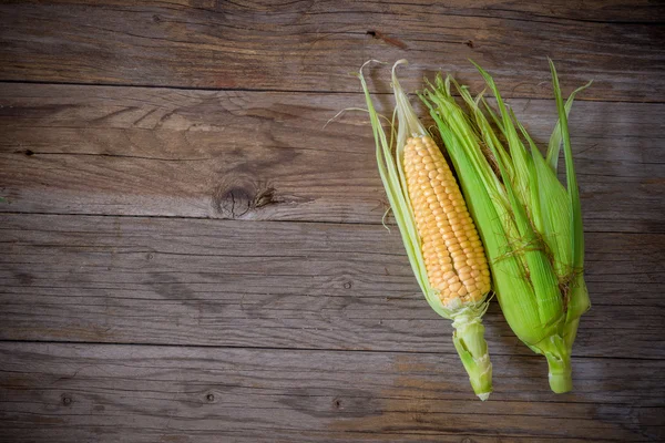 Top view corn cob on wooden table — Stock Photo, Image