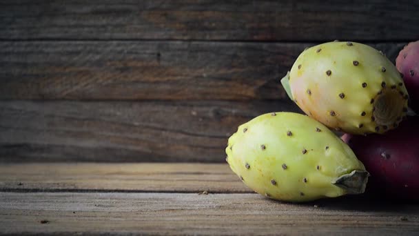 Prickly pears on wooden table — Stock Video