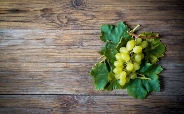 Ahşap masa üzerinde beyaz üzüm