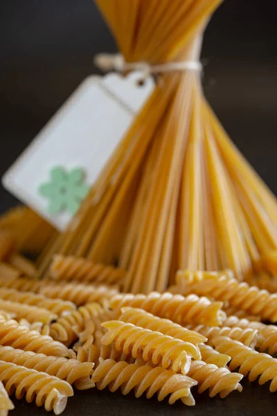 Typisk Fullkorn Fusilli Och Spaghetti Pasta Med Bakgrund Fokus — Stockfoto