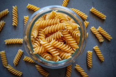 Arka plan odaklı tipik toptan fusilli makarna