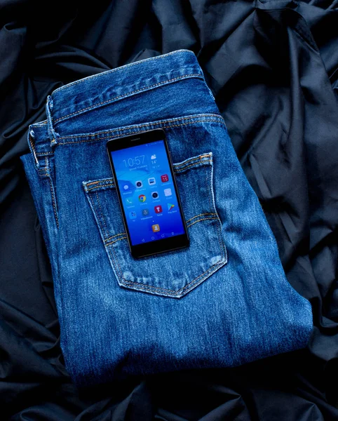 Napoli Italia Ottobre 2020 Pantaloni Denim Con Display Generico Cellulare — Foto Stock