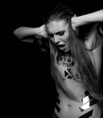 Koyu atmosferde vücut viskisine yapıştırıcı bantlı kızgın kadın.