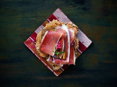 Mantar tabakta kırmızı biberle sarılmış Alto Adige parçacıkları.