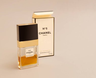 İtalya, Kasım 2020: Chanel 'in ünlü Fransız parfümünün ambalajı ve şişesi.