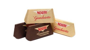 İtalya - 18 Aralık 2020: Beyaz arka planda ünlü NOVI markasından Gianduiotti çikolataları