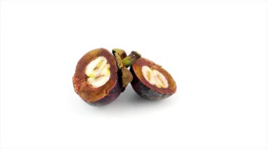 Mangosteen meyveleri beyaz arkaplanda dönüyor