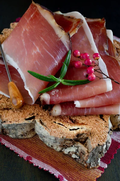 Skivor Alto Adige Speck Rullade Med Vild Röd Paprika Korkplatta — Stockfoto