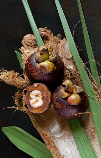 Vista Superior Fruta Tropical Mangosteen Mesa Escura Colorida — Fotografia de Stock