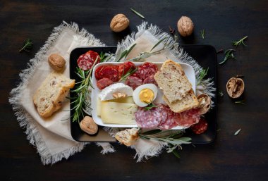 Paskalya döneminin tipik Napoli yemekleri. Sosis, ricotta salata, tortano, casatiello, provolone ve haşlanmış yumurta.