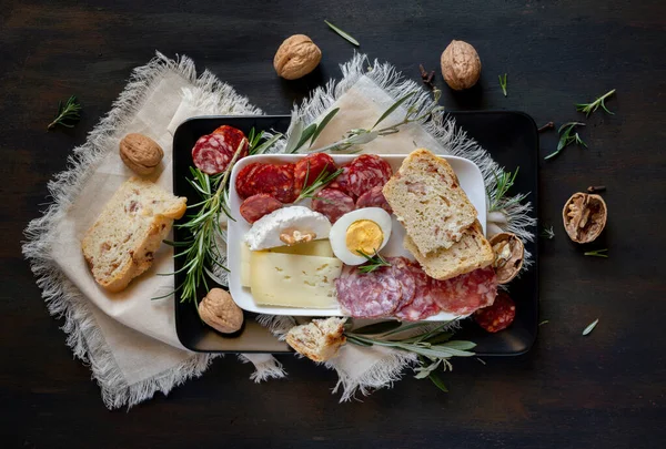 Typisches Neapolitanisches Ostergericht Mit Aufschnitt Ricotta Salata Tortano Casatiello Provolone — Stockfoto