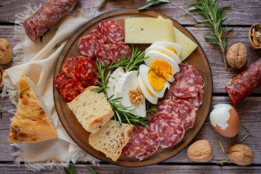 Paskalya döneminin tipik Napoli yemeğinin en üst görüntüsü. Soğuk pirzola, ricotta salata, tortano, casatiello, provolone ve haşlanmış yumurta.