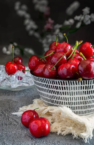 Ciotola Con Ciliegie Rosse Cibo Sfondo Arte — Foto Stock