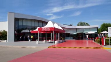 Maranello - İtalya - 12 Haziran 2021: Ferrari Müzesinin dışı