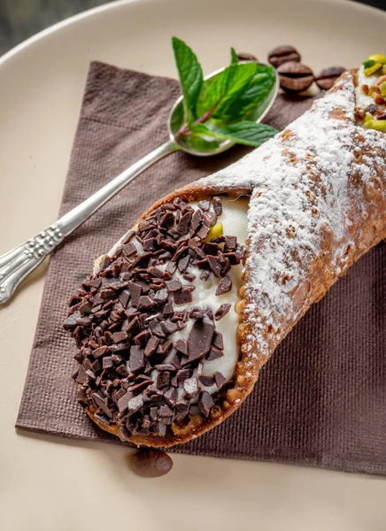 Sweet Cannoli Siciliani Filled Ricotta Cheese Sugar Pistachios Chocolate Drops — Stock Photo, Image