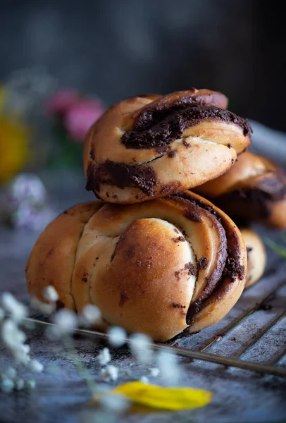 Weiche Rollbrötchen Mit Dunkler Schokolade — Stockfoto