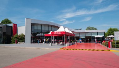 Maranello - İtalya - 12 Haziran 2021: Ferrari Müzesinin dışı