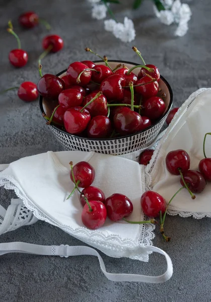 Ciotola Con Ciliegie Rosse Reggiseno Bianco Sexy — Foto Stock