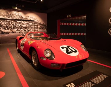 Napoli - İtalya - 12 Haziran 2021::: Enzo Ferrari Müzesinin içi Ferrari 275 peni detay ile