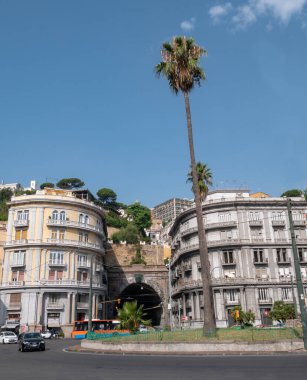 Napoli, İtalya - 27 Temmuz 2021: Normal bir günde Piazza Sannazzaro ve Vittoria galerisi