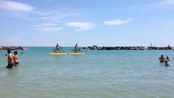 Włoski Adriatyk żeglować wzdłuż wybrzeża plaży — Wideo stockowe