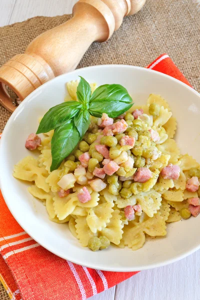 Farfalle pasta with peas — Stock Photo, Image