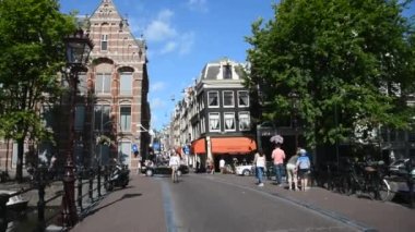 Amsterdam şehir gelen turist.