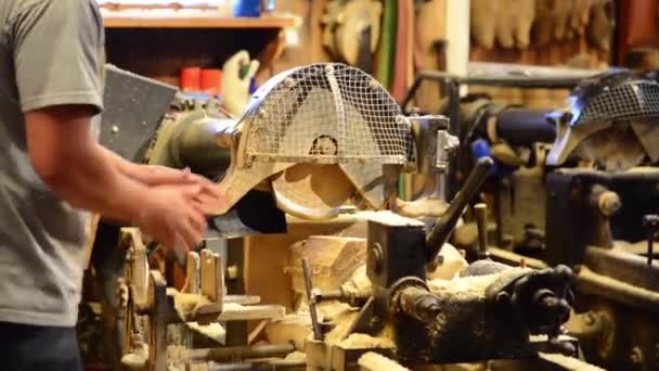 Artisan pokazuje sztuki produkcji drewniaków — Wideo stockowe