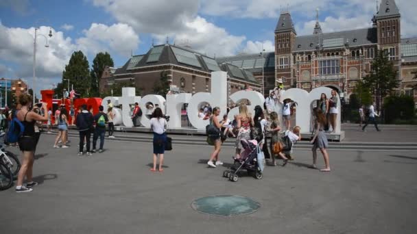 Turisták képeket a Word az óriás a museumplein — Stock videók