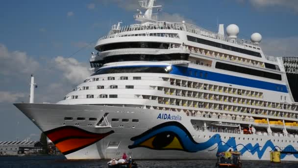Χαιρετισμούς τουρίστες που αναχωρούν με κρουαζιερόπλοιο από το λιμάνι του Άμστερνταμ — Αρχείο Βίντεο
