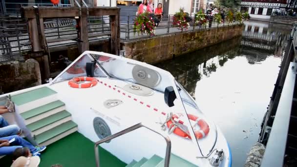 Toeristen op de boot overschrijdt de helling van de dam Straatsburg — Stockvideo