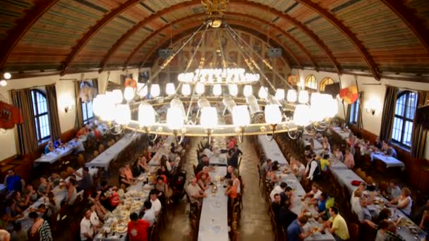 Interieur van beroemde Hofbräuhaus - München, Duitslandінтер'єр знаменитий hofbrauhaus - Мюнхен, Німеччина — Stockvideo