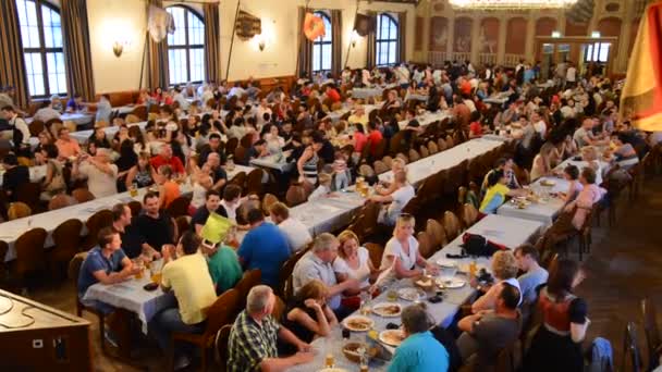 Εσωτερικό του διάσημου hofbrauhaus - Μόναχο, Γερμανία — Αρχείο Βίντεο