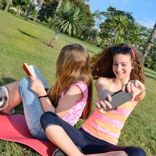 Two girl in meadow — Stock Photo, Image