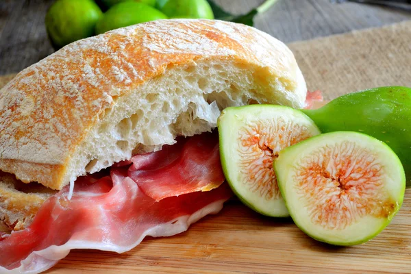 Figs bread and ham — Stock Photo, Image