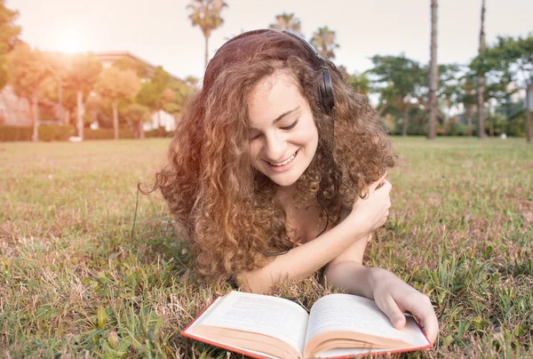 Girl reading the park — Stock Photo, Image