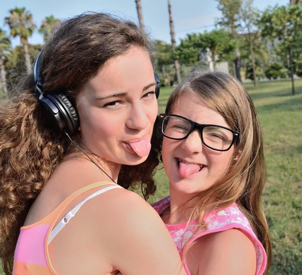 Two girl in meadow — Stock Photo, Image