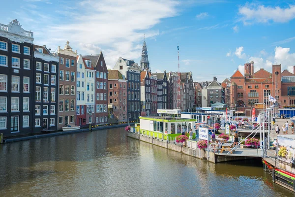 Turisták képeket a Word az óriás a museumplein — Stock Fotó