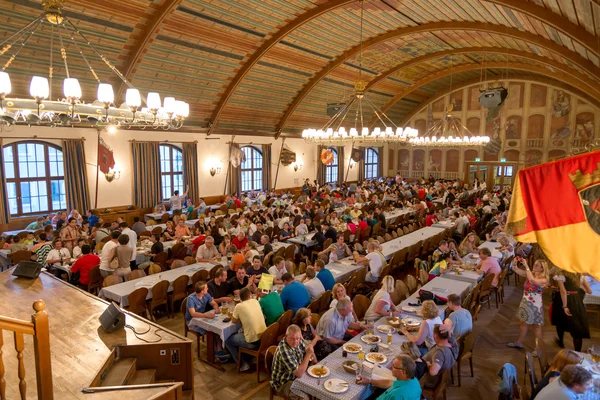 Innenraum des berühmten hofbrauhauses - München, Deutschland — Stockfoto