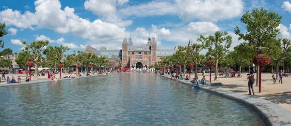 Tourists take pictures with the word giant in Museumplein — Stock Photo, Image