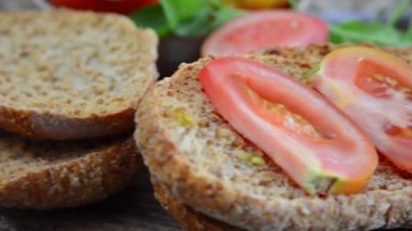 Kuru ekmek ve domates