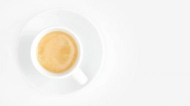 Beyaz arka plan üzerinde dönen kahve