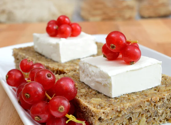 Tarwe brood kaas en rood fruit — Stockfoto