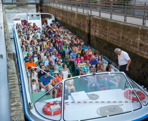 Zwiedzanie Amsterdamu łodzi — Zdjęcie stockowe